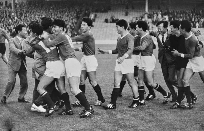 Norte-coreanos comemoram a vit&oacute;ria sobre a bicampe&atilde; It&aacute;lia, em 1966 &ndash;