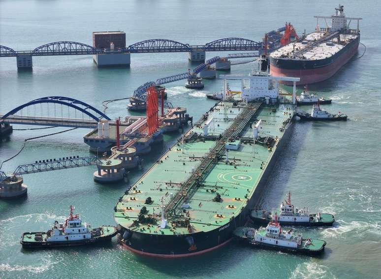 A maior parte do petr&oacute;leo iraniano &eacute; transportada para terminais como este, na prov&iacute;ncia chinesa de Shandong