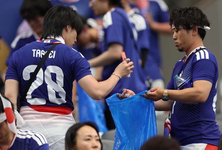 Torcedores do Jap&atilde;o recolhem lixo do est&aacute;dio ap&oacute;s empate com a Holanda na Copa do Mundo