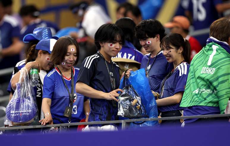 Torcedores do Jap&atilde;o recolhem lixo do est&aacute;dio ap&oacute;s empate com a Holanda na Copa do Mundo