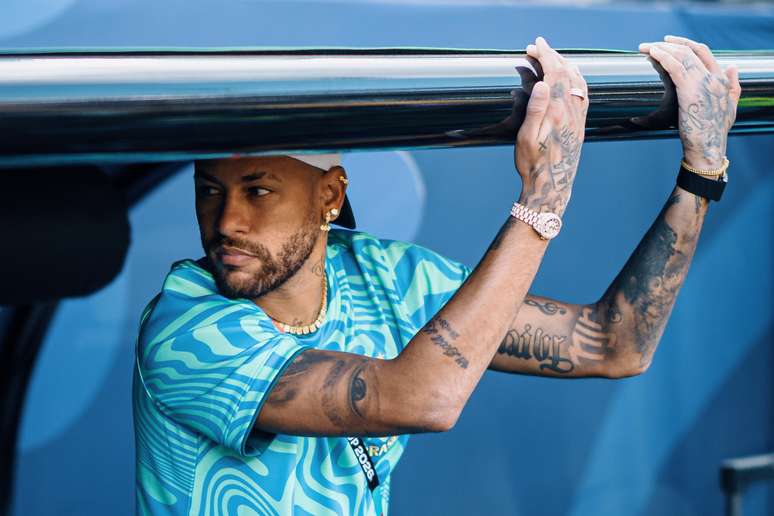 Neymar ficou ao lado dos companheiros na estreia da Sele&ccedil;&atilde;o na Copa