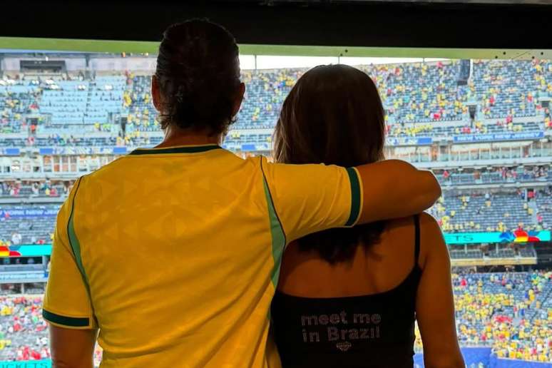 Anitta posta foto com empres&aacute;rio no feed do Instagram