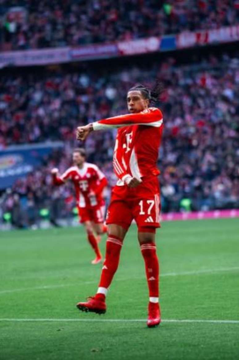 Olise comemora gol pelo Bayern