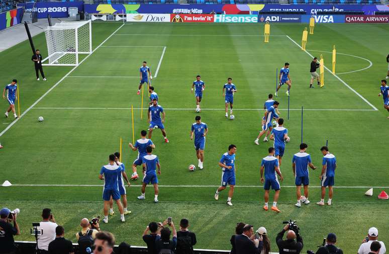 Vista geral dos jogadores da Sele&ccedil;&atilde;o Iraniana treinando durante uma sess&atilde;o de treinamento um dia antes da partida do Grupo G da Copa do Mundo da FIFA 2026 entre Ir&atilde; e Nova Zel&acirc;ndia, no Centro Xoloitzcuintle, em Tijuana, M&eacute;xico.