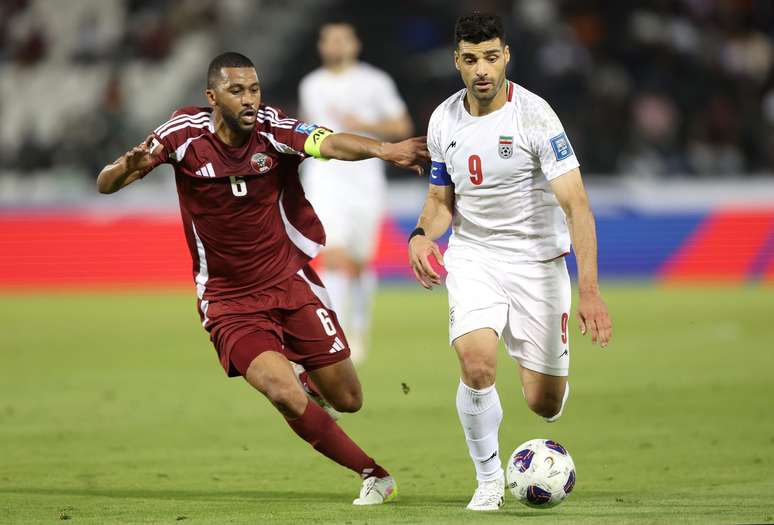 &Agrave; direita, Mehdi Taremi, capit&atilde;o do Ir&atilde; 