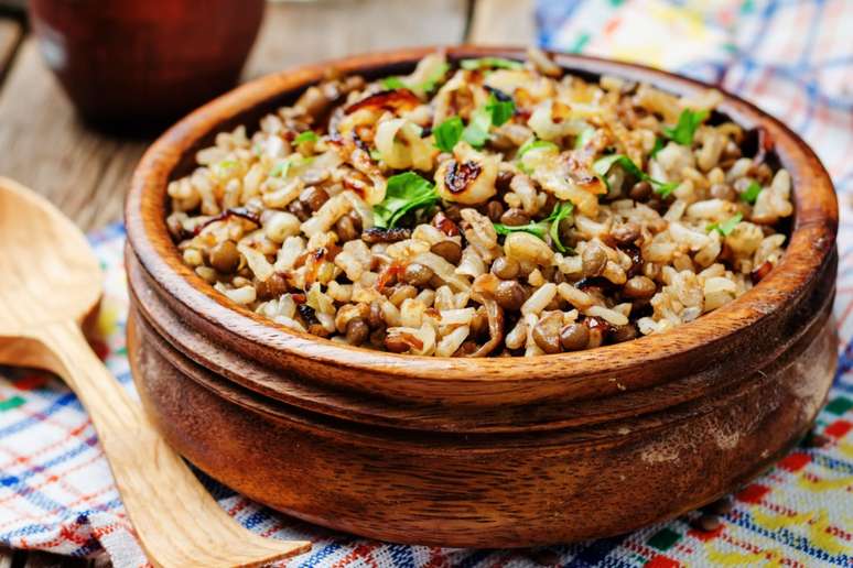 Arroz com lentilha e cebola dourada 
