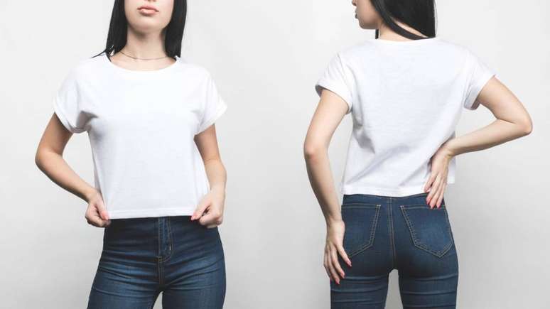 A camisa branca &eacute; vers&aacute;til e pode ser usada para compor looks variados -