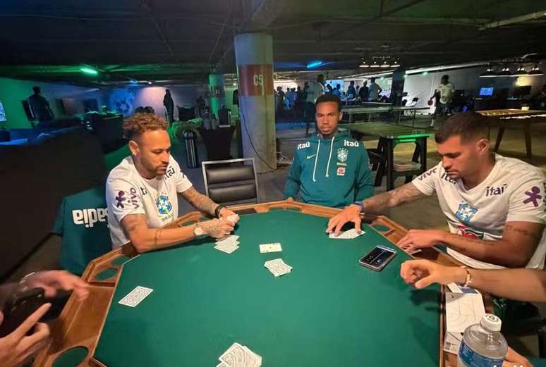 Jogadores jogando cartas na concentra&ccedil;&atilde;o &ndash;