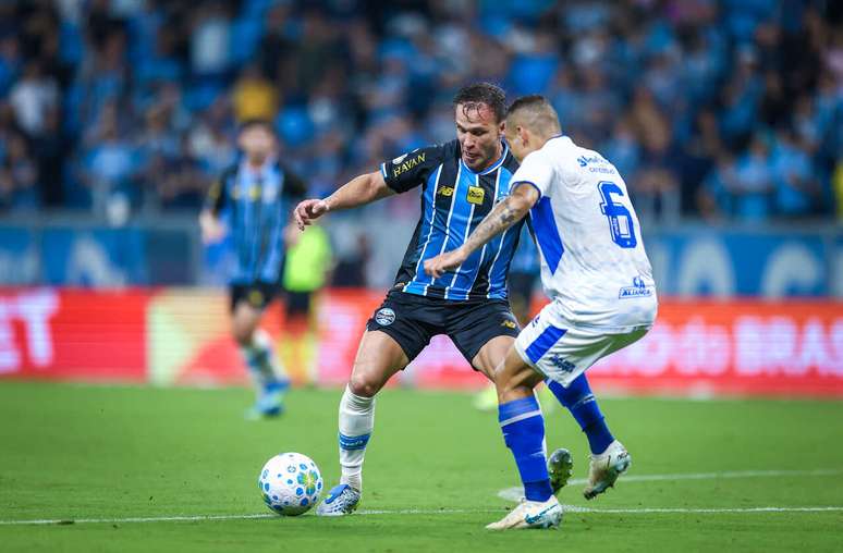 Arthur est&aacute; de sa&iacute;da do Gr&ecirc;mio ap&oacute;s um ano &ndash;
