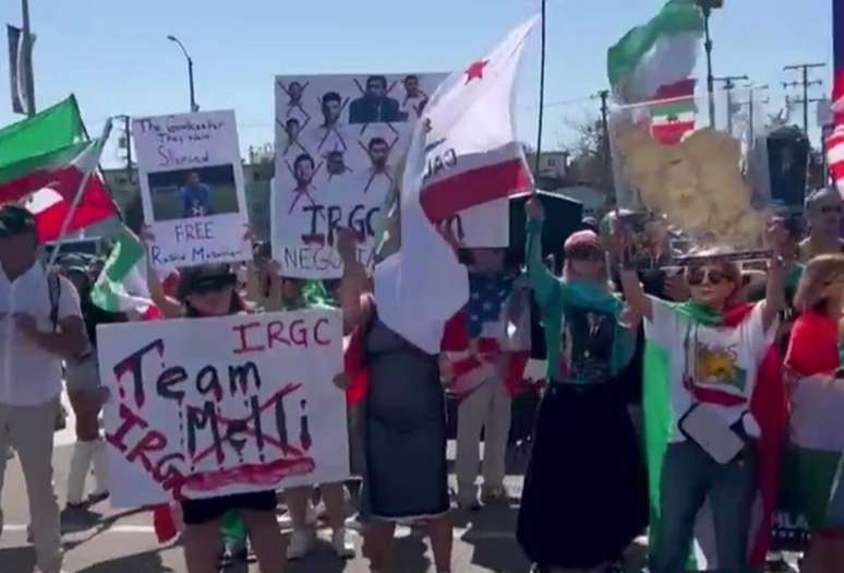 Iranianos protestam em Los Angeles antes da estreia da sele&ccedil;&atilde;o na Copa do Mundo &ndash;