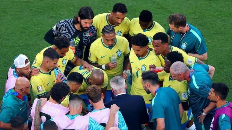 Carlo Ancelotti dando instru&ccedil;&otilde;es aos jogadores brasileiros durante pausa para hidrata&ccedil;&atilde;o na partida contra o Marrocos