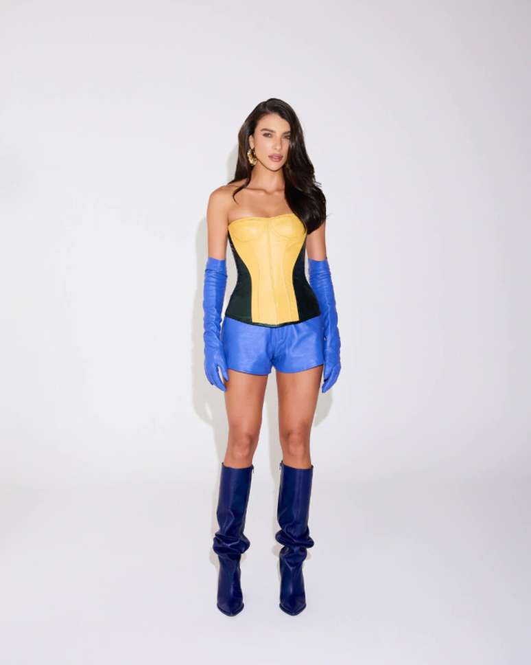 Corset em couro verde e amarelo virou destaque entre as WAGs &ndash;