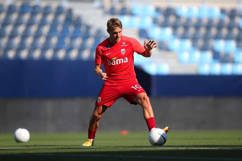 Martin &Oslash;degaard em aquecimento antes de amistoso entre Noruega e Gr&eacute;cia 