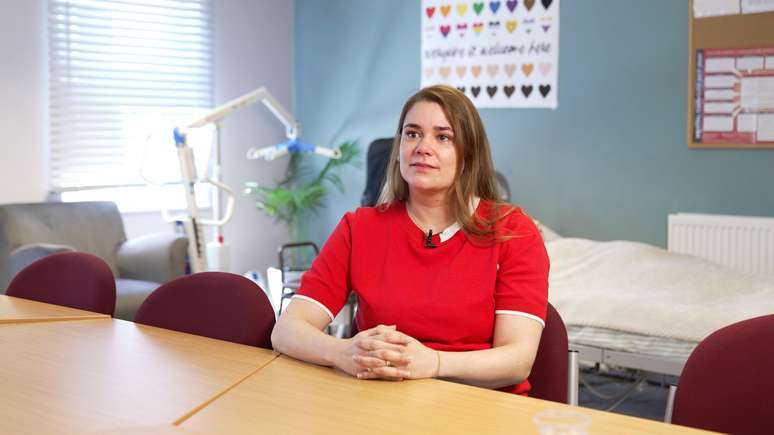 Joana se emociona ao falar sobre a possibilidade de n&atilde;o conseguir ficar na Inglaterra