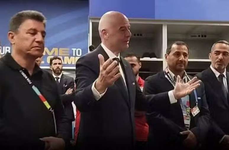 Reprodu&ccedil;&atilde;o de v&iacute;deo - Legenda: Infantino foi at&eacute; o vesti&aacute;rio do Ir&atilde; ap&oacute;s o jogo contra a Nova Zel&acirc;ndia