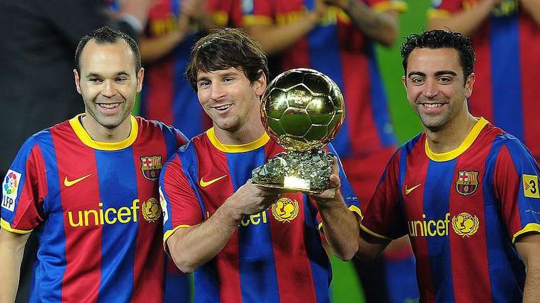 No Barcelona, Iniesta (esq.) e Xavi (dir.) mantinham a bola em movimento e criavam o espa&ccedil;o para que Messi (centro) se destacasse.