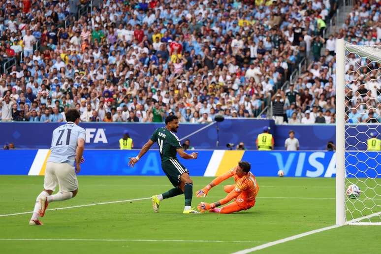 Abdulelah Al-Amri marcou o primeiro gol da Ar&aacute;bia Saudita no Mundial de 2026 (Photo by Lars Baron/Getty Images)