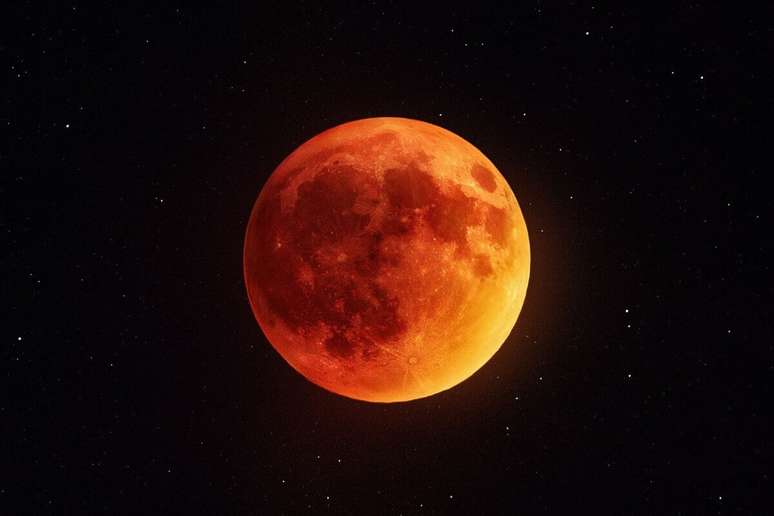 Al&eacute;m de influenciar as emo&ccedil;&otilde;es, o eclipse de Lua tamb&eacute;m pode trazer mudan&ccedil;as importantes nos relacionamentos e no trabalho 
