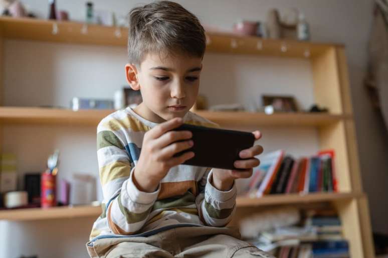 O uso constante do celular pode reduzir momentos de introspec&ccedil;&atilde;o importantes para o desenvolvimento cognitivo de crian&ccedil;as e adolescentes 