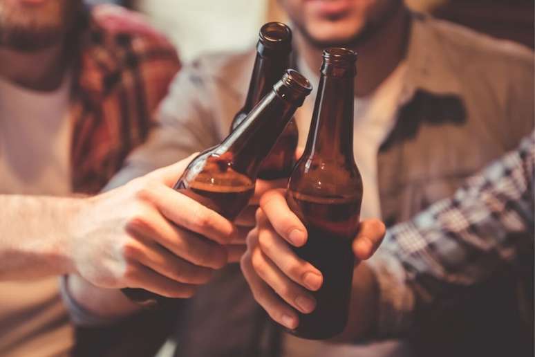 Evite consumir a cerveja em jejum e respeite os pr&oacute;prios limites 