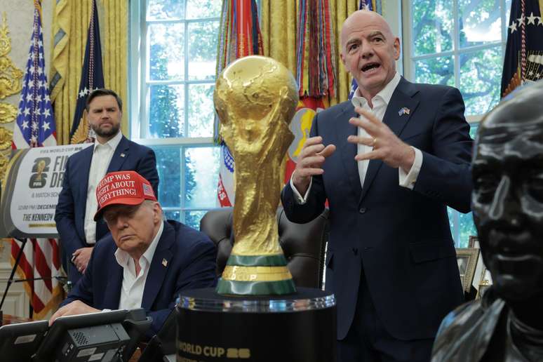 Trump e Infantino ao lado da ta&ccedil;a da Copa do Mundo (Photo by Chip Somodevilla/Getty Images)