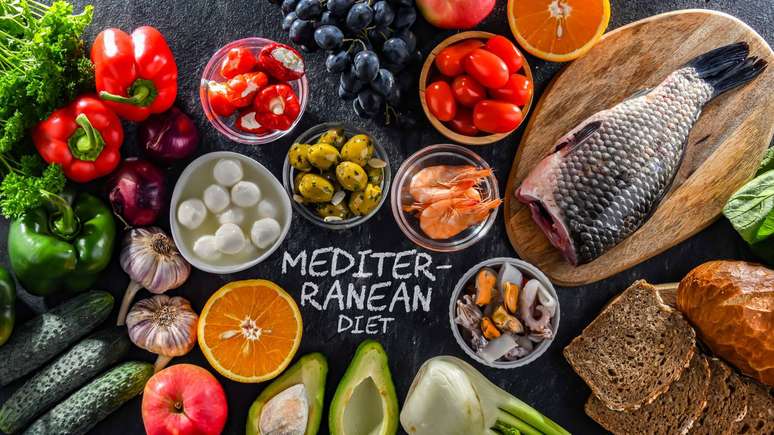O alto consumo de frutas, verduras e gr&atilde;os integrais fornece fibras sol&uacute;veis, que ajudam a regular os n&iacute;veis de colesterol, al&eacute;m de antioxidantes naturais, que podem reduzir o estresse oxidativo &ndash; depositphotos.com / monticello