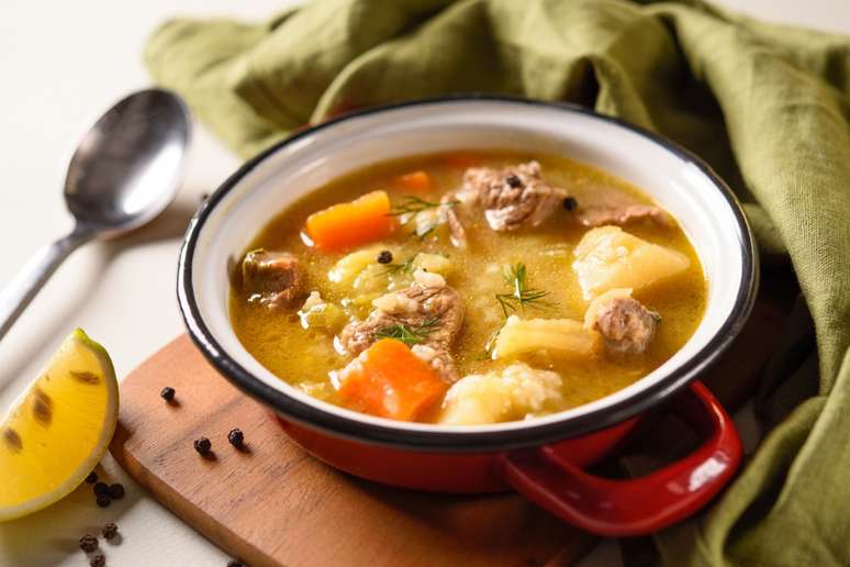 Sopa de carne com legumes 
