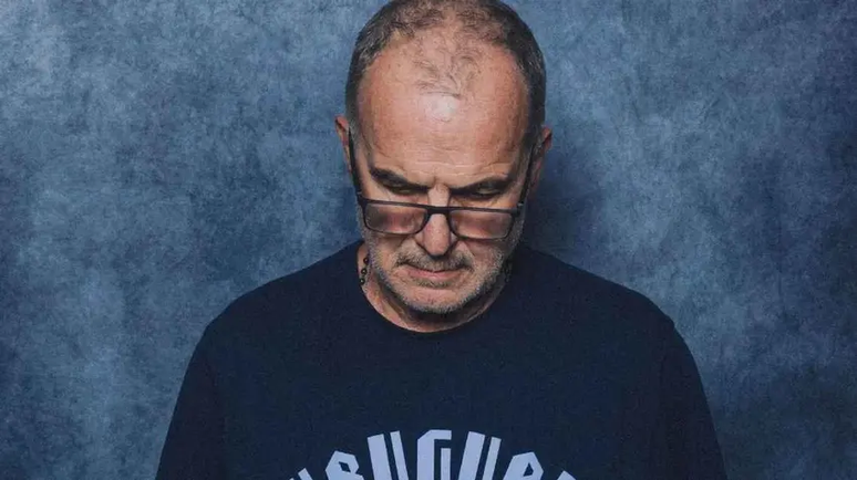 Bielsa olhando para baixo em foto oficial da FIFA. 
