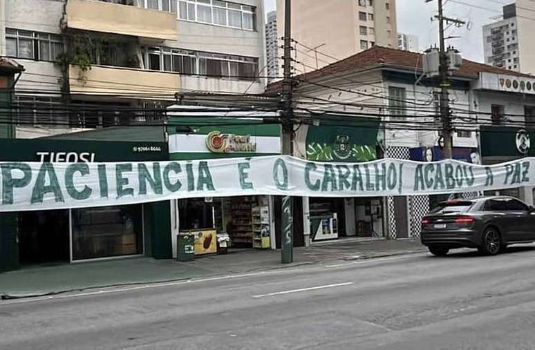 Faixa da Mancha Alviverde em protesto em 2023 &ndash;