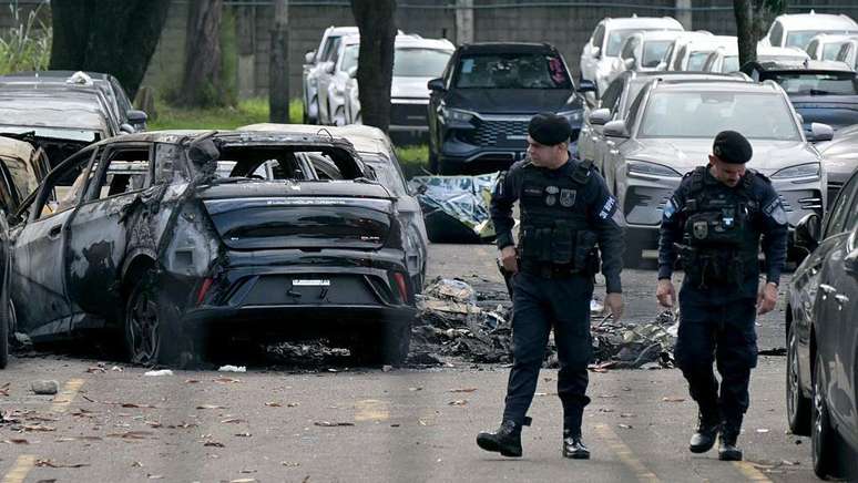 Policias analisam &aacute;rea de acidente em que helic&oacute;pteros ca&iacute;ram sobre carros