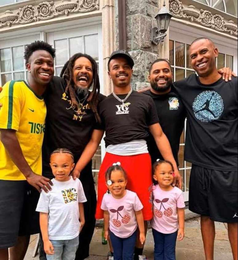 Encontro reuniu familiares do atacante brasileiro e os netos do &iacute;cone do reggae Bob Marley &ndash;