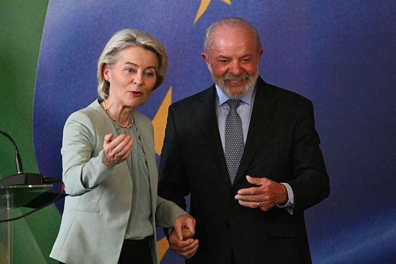 Lula e a presidente da Comiss&atilde;o Europeia, Ursula von der Leyen, ap&oacute;s a assinatura do acordo entre a Uni&atilde;o Europeia e o Mercosul em janeiro de 2026