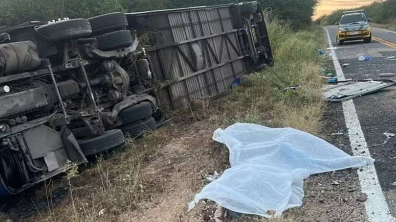 &Ocirc;nibus com time de basquete capota em rodovia e deixa sete mortos no Cear&aacute;