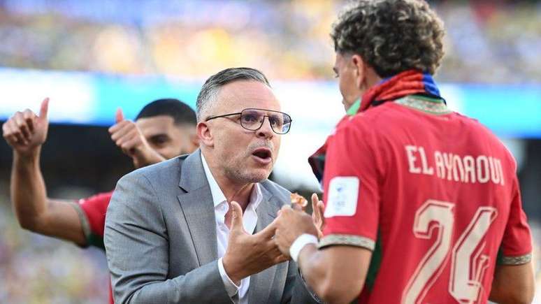T&eacute;cnico do Marrocos, Mohamed Ouahbi, conversando com Neil el Aynaoui durante a pausa para hidrata&ccedil;&atilde;o no jogo com o Brasil