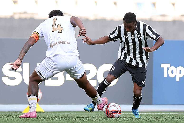 Botafogo sofreu, mas venceu o Crici&uacute;ma na &uacute;ltima rodada &ndash;
