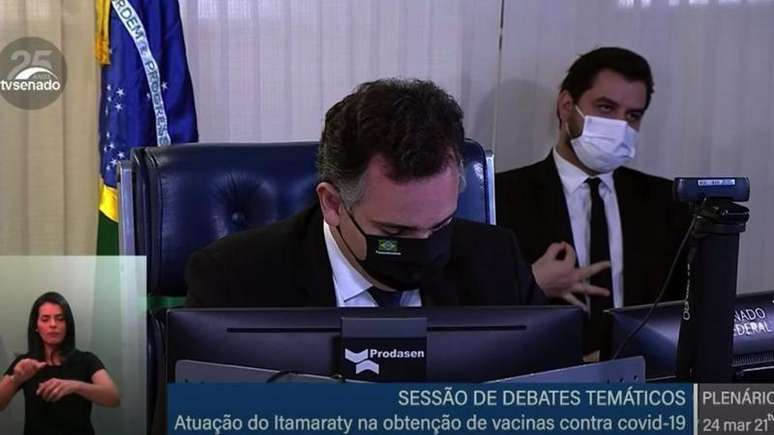 Filipe Martins aparece em v&iacute;deo fazendo gesto considerado discriminat&oacute;rio.