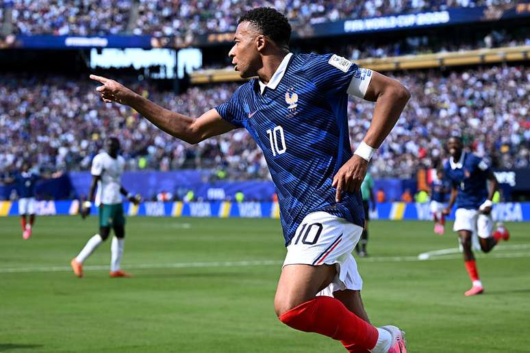Mbapp&eacute; comemora gol contra Senegal