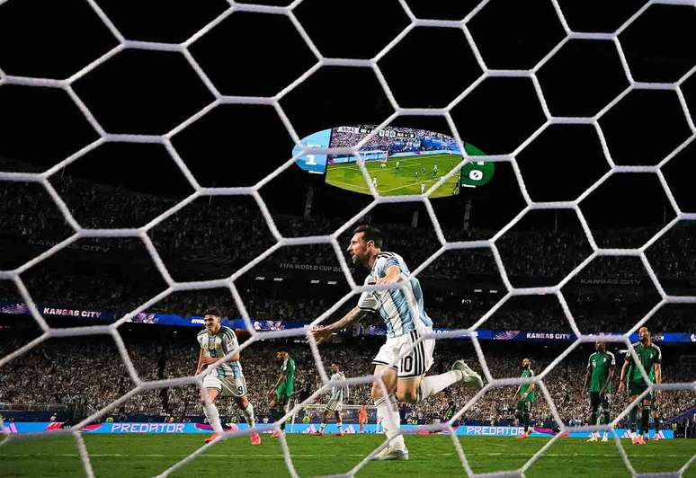 Messi celebra um de seus gols contra a Arg&eacute;lia &ndash;