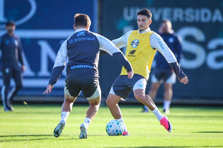 Primeiro treino do Gr&ecirc;mio ap&oacute;s f&eacute;rias tem desfalques &ndash;
