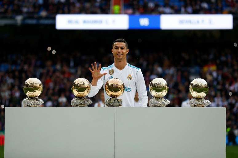 Cristiano Ronaldo conquistou cinco Bolas de Ouro (2008, 2013, 2014, 2016, 2017), consolidando-se como o segundo maior vencedor da hist&oacute;ria