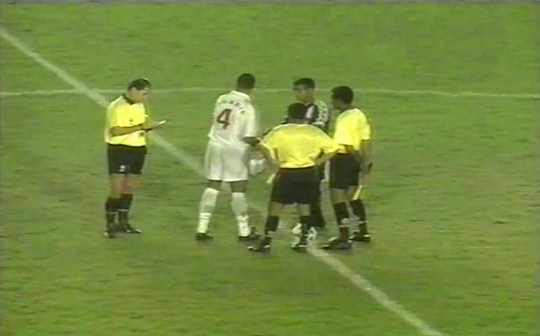 Jogo amistoso entre Vasco e a sele&ccedil;&atilde;o da Arg&eacute;lia em 2000 &ndash;