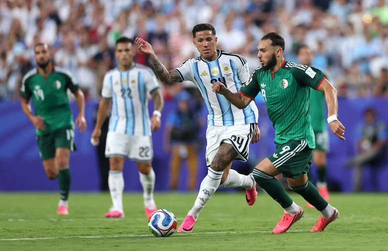 Enzo Fern&aacute;ndez em a&ccedil;&atilde;o com a camisa da Argentina na estreia da sele&ccedil;&atilde;o na Copa do Mundo de 2026 &ndash;