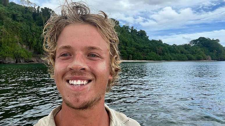 Os restos danificados do barco de Robinson foram encontrados no litoral de uma ilha de Papua-Nova Guin&eacute;, meses depois do resgate