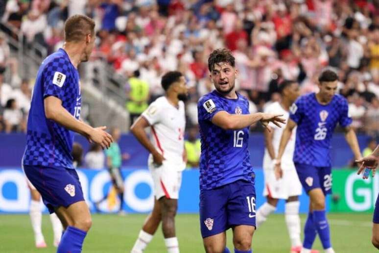Baturina (centro) celebra o seu gol. O primeiro da Cro&aacute;cia. Mas, no fim, Inglaterra levou a melhor.