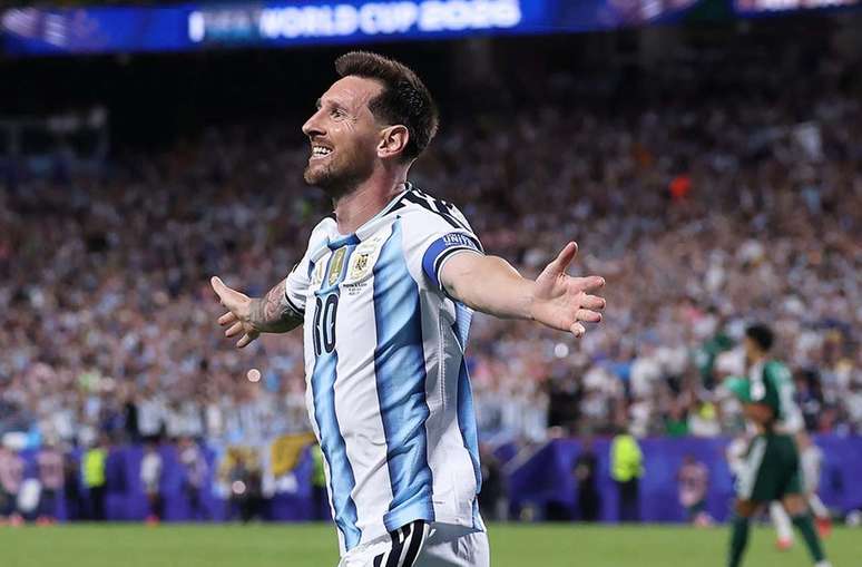 Messi marcou tr&ecirc;s gols na estreia da Argentina contra a Arg&eacute;lia &ndash;