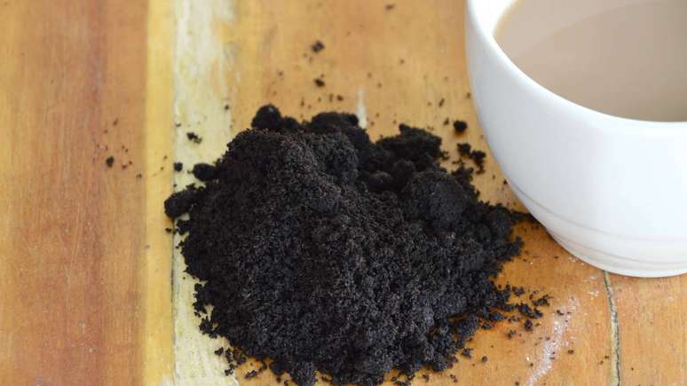 Na jardinagem, a borra de caf&eacute; como adubo aparece com frequ&ecirc;ncia como estrat&eacute;gia para enriquecer o solo &ndash; depositphotos.com / pedphoto3pm