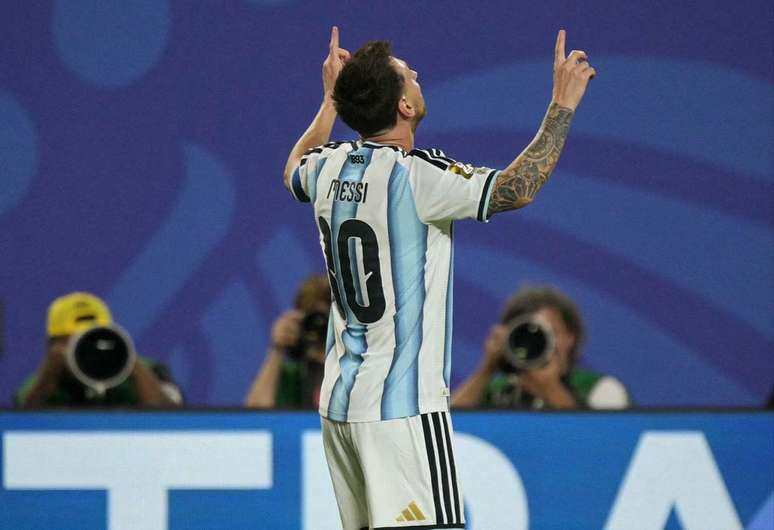 Messi estufou a rede tr&ecirc;s vezes na estreia da Argentina contra a Arg&eacute;lia &ndash;