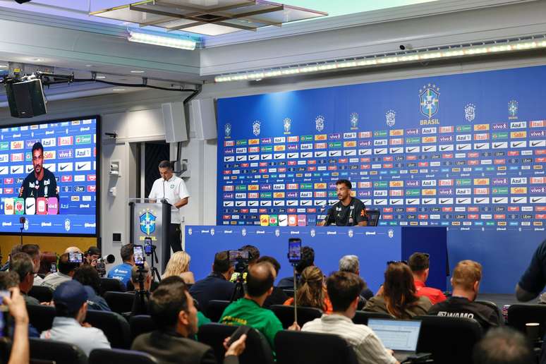 Danilo durante entrevista coletiva da Sele&ccedil;&atilde;o Brasileira 