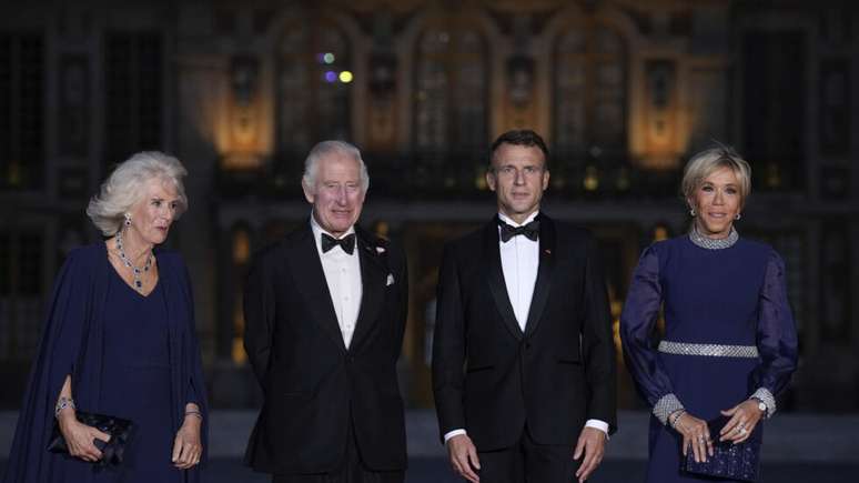 A rainha Camilla, o rei Charles III e o casal Emmanuel e Brigitte Macron no pal&aacute;cio de Versalhes, em 20 de setembro de 2023.