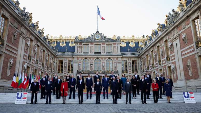 L&iacute;deres da Uni&atilde;o Europeia diante do Pal&aacute;cio de Versalhes em encontro que teve como pano de fundo a crise na Ucr&acirc;nia e a rela&ccedil;&atilde;o do bloco com a R&uacute;ssia. Em 10 de mar&ccedil;o de 2022.
